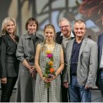 Gruppenbild mit Franz Gruber, Renate Pollinger, Martina Topp, Preisträgerin Johanna Greff, Stephan Zenger, „Mänk“ Martin Wunnike und Elmar Cichy