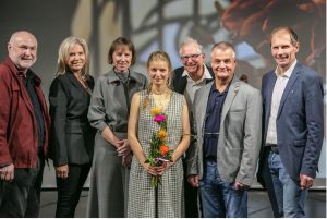 Gruppenbild mit Franz Gruber, Renate Pollinger, Martina Topp, Preisträgerin Johanna Greff, Stephan Zenger, „Mänk“ Martin Wunnike und Elmar Cichy